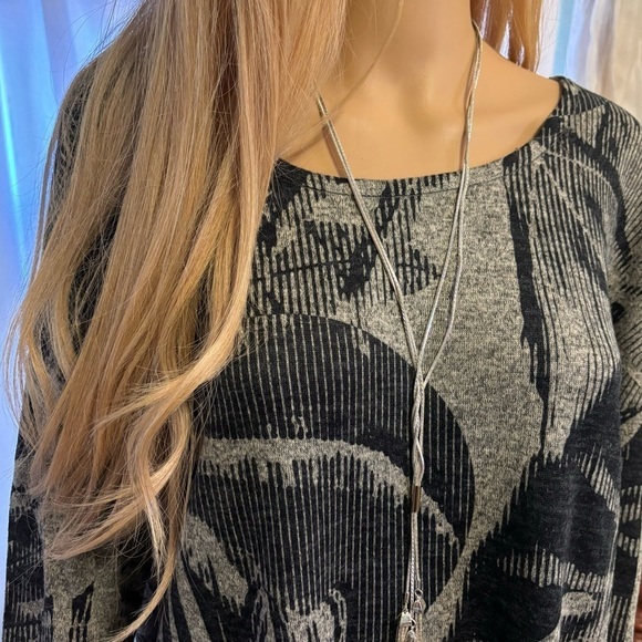 TOP LIGNE FIGURE FLATTERING FLOWY XL TOP IN BLACK AND GRAY - Picture 5 of 5